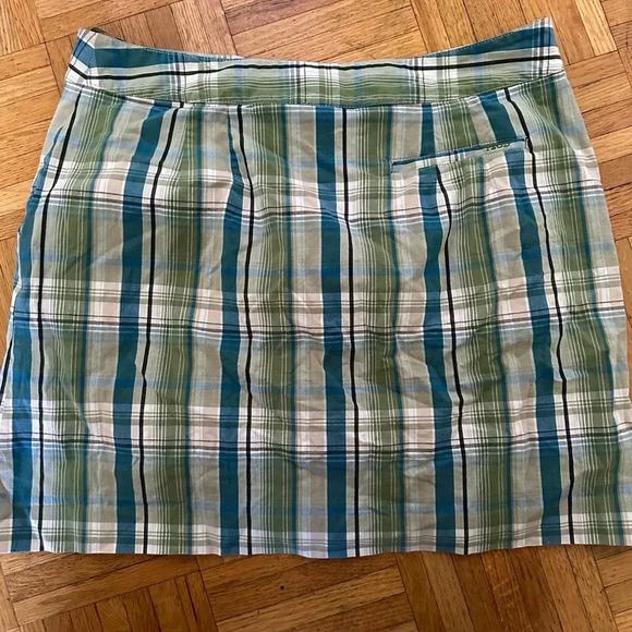 IZOD Preppy Plaid Green and Blue Skort Women’s Size 8 - Picture 3 of 4